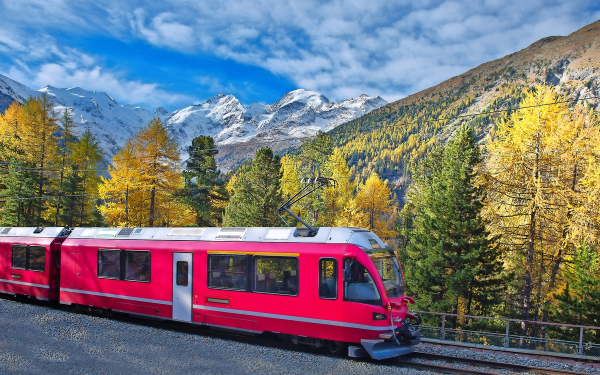 Schweizer Bergbahn Bernina Express überquerte die Alpen im Herbst - © michelangeloop - stock.adobe.com