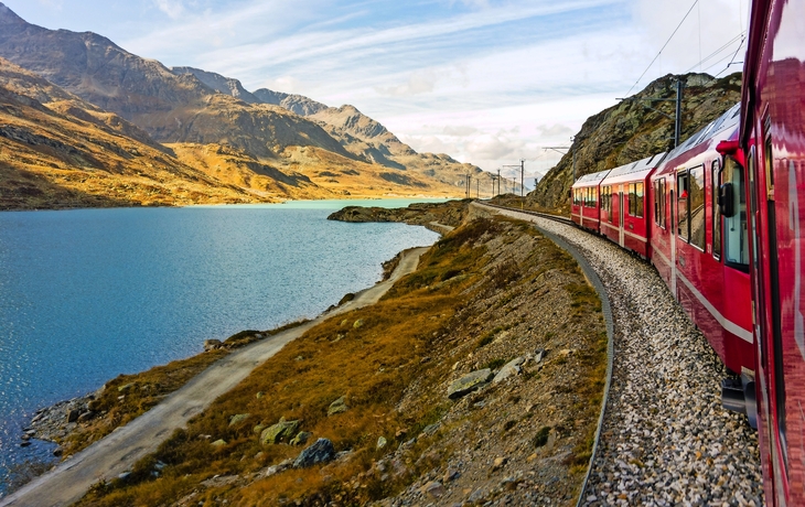 © djama - stock.adobe.com - Lago Bianco, Bernina Express Eisenbahn, Graubünden, Schweiz