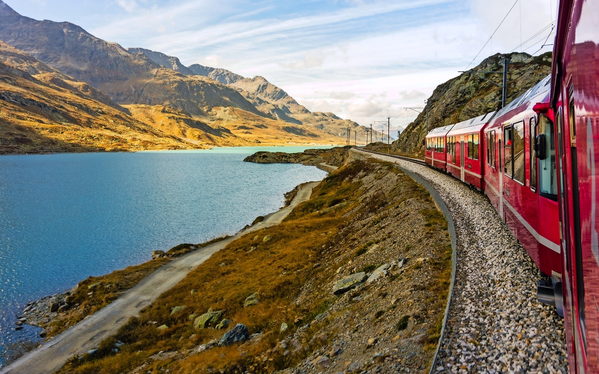 Lago Bianco, Bernina Express Eisenbahn, Graubünden, Schweiz - © djama - stock.adobe.com