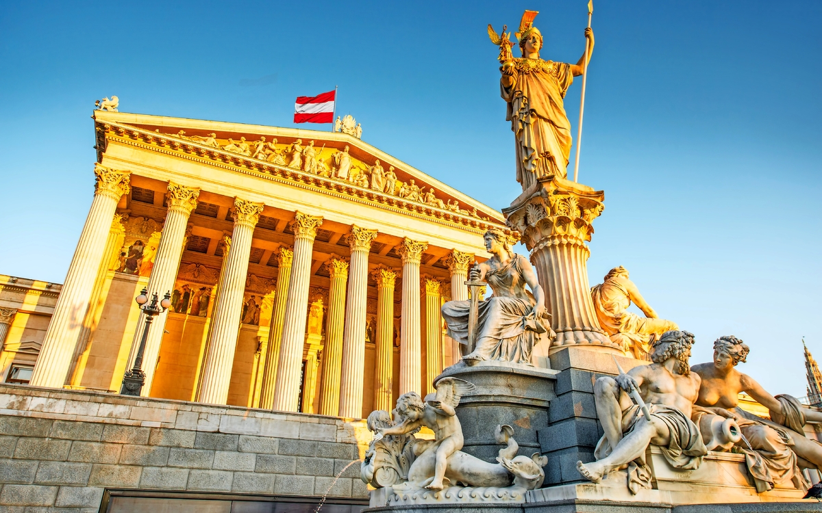 Österreichisches Parlamentsgebäude mit Athena-Statue auf der Vorderseite in Wien am Sonnenaufgang