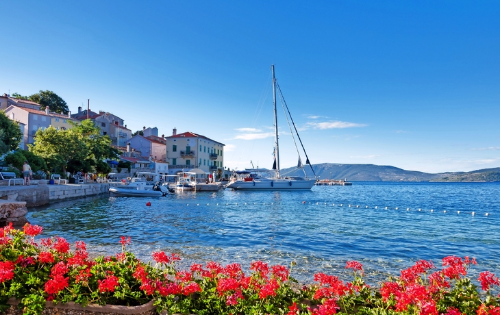 © Pablo Debat - Fotolia - Hafenstadt und Küste von Valun auf der Insel Cres, Kroatien