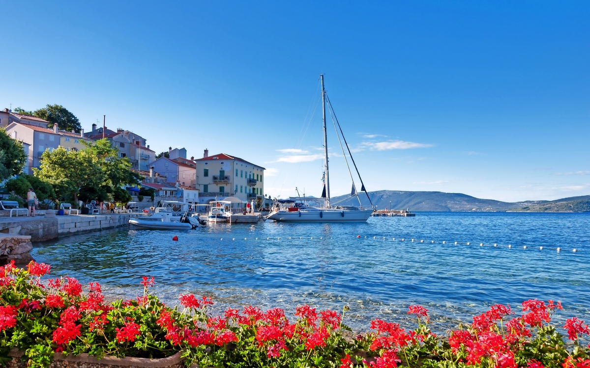 Hafenstadt und Küste von Valun auf der Insel Cres, Kroatien - © Pablo Debat - Fotolia