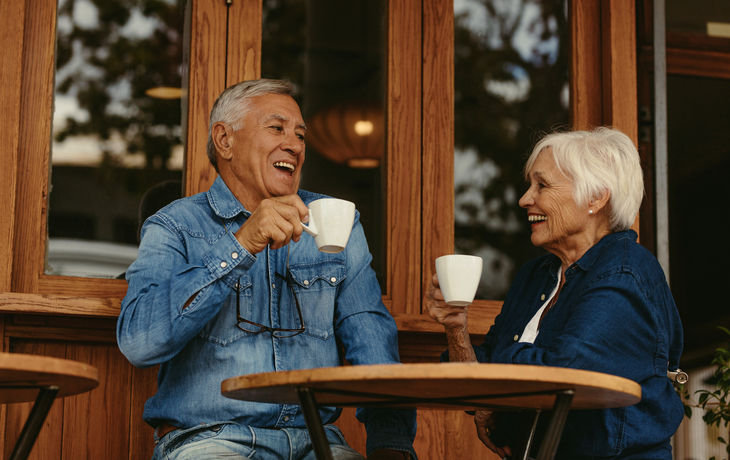©Jacob Lund - stock.adobe.com - älteres Paar, das Kaffee im Café trinkt