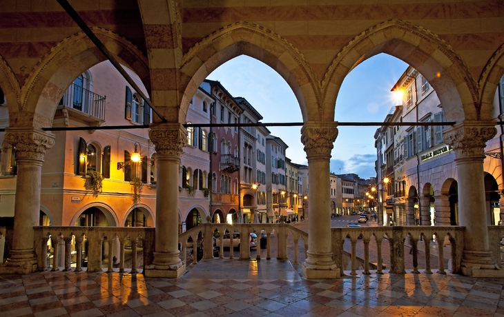 Die Loggia von Lionello in der Piazza della Libertà in Udine, Italien. - © dianacrestan - stock.adobe.com