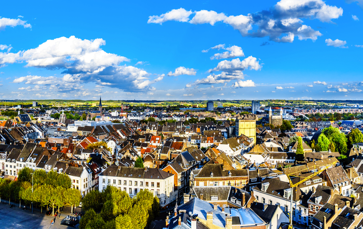 © hpbfotos - stock.adobe.com - Skyline von Maastricht