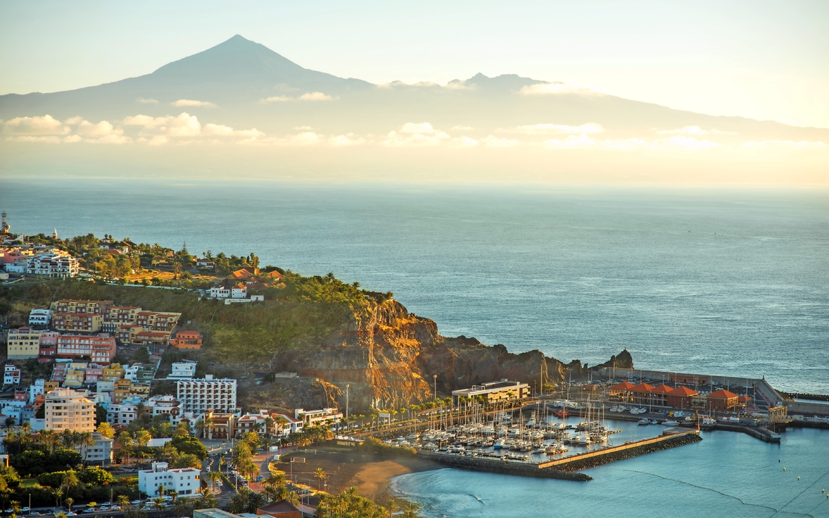 San Sebastian auf La Gomera mit Teneriffa im Hintergrund