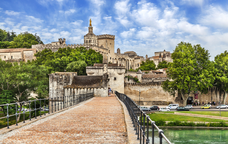 © olga demchishina - stock.adobe.com - Avignon-Brücke mit Papstpalast
