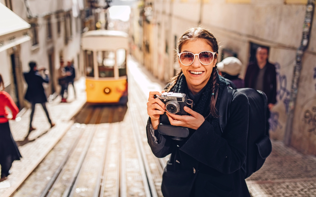Frau in Lissabon mit Kamera in der Hand