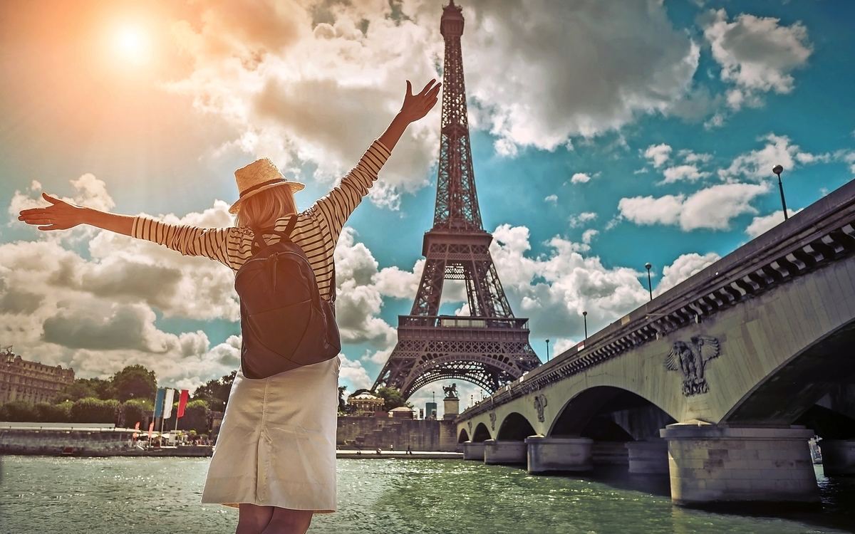 Frau Touristen in der Nähe des Eiffelturms in Paris unter sunlig - © Andrii IURLOV - stock.adobe.com