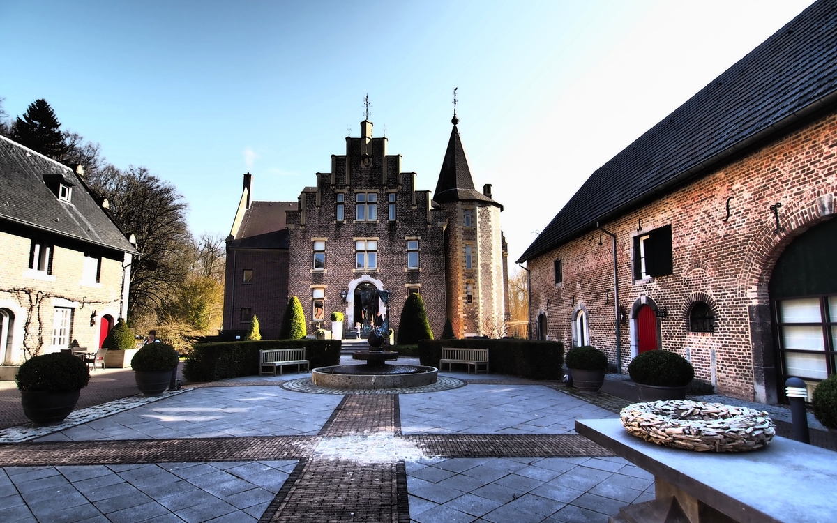 Weitwinkelaufnahme des Schlosses Kasteel Terworm in Heerlen - © Graziano Vacca/Wirestock - stock.adobe.com