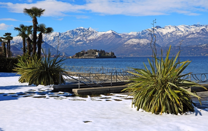 © ClaraNila - stock.adobe.com - Blick auf Isola Bella, Winter in Stresa am Lago Maggiore, Piemont Italien