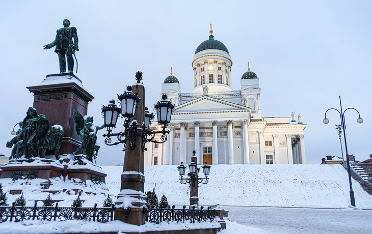 © 2018 VisionITMedia Ltd. (UK) - Kathedrale von Helsinki in der Dämmerung im Winter