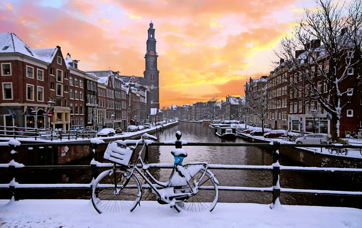 © Nataraj - stock.adobe.com - Westerkerk im winterlichen Amsterdam, Niederlande