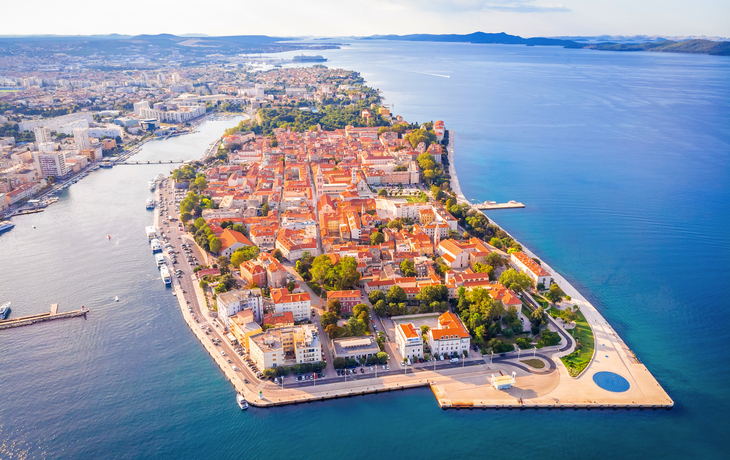 © Alexey Fedorenko - stock.adobe.com - Luftaufnahme von Zadar im Sommer