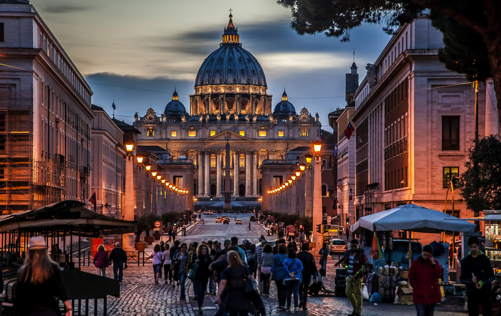 © Ilia Baksheev - stock.adobe.com - Nachtansicht der Basilika St. Peter in Rom