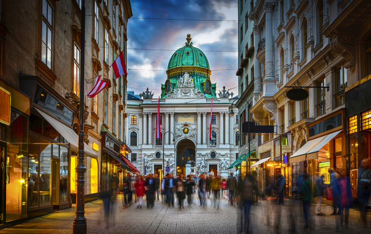 Die Fußgängerzone Herrengasse mit Blick auf die kaiserliche Hofburg in Wien,Österreich.