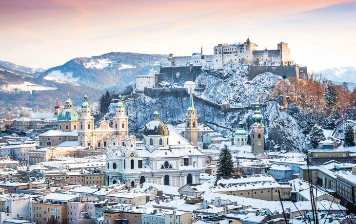 Blick über die winterliche Altstadt mit Festung Hohensalzburg - © JR Photography - Fotolia