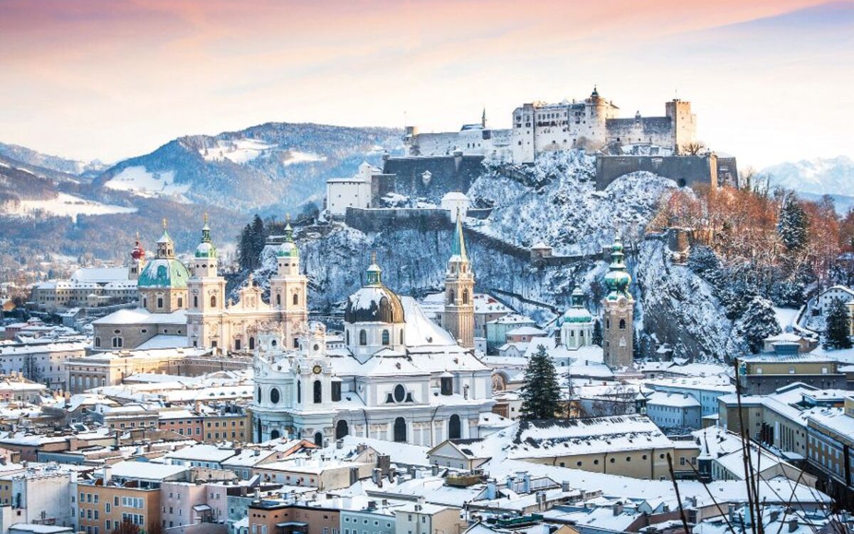 Blick über die winterliche Altstadt mit Festung Hohensalzburg - © JR Photography - Fotolia