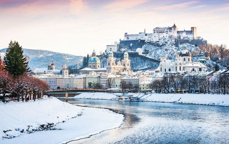 winterliche Altstadt mit Festung Hohensalzburg