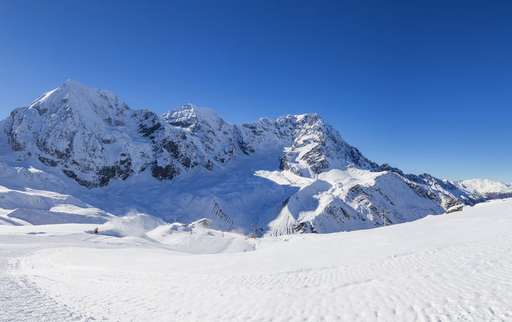 Skipiste in den italienischen Alpen (Sulden/Südtirol) mit Königsspitze, Zebru und Ortler im Hintergrund - © Thomas Zagler - Fotolia