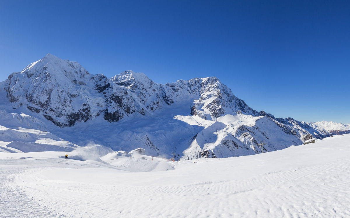 Skipiste in den italienischen Alpen (Sulden/Südtirol) mit Königsspitze, Zebru und Ortler im Hintergrund - © Thomas Zagler - Fotolia
