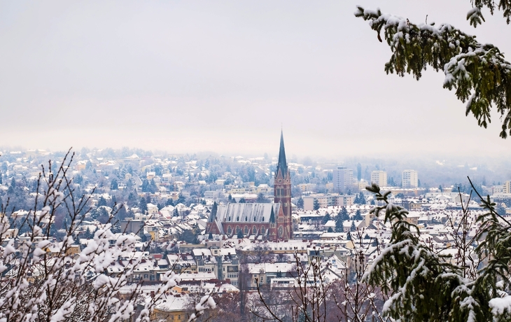 © photoflorenzo - stock.adobe.com - Blick vom Schlossberg in Graz zur Herz-Jesu-Kirche im Winter