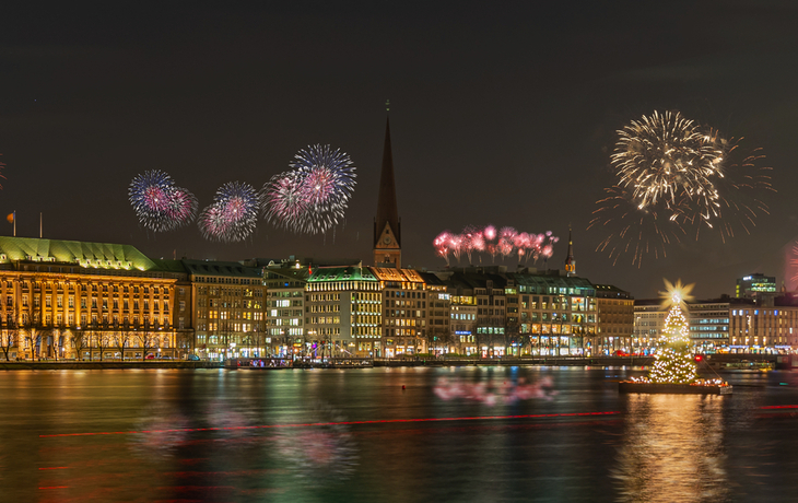 Panoramablick auf ein Feuerwerk über Hamburg