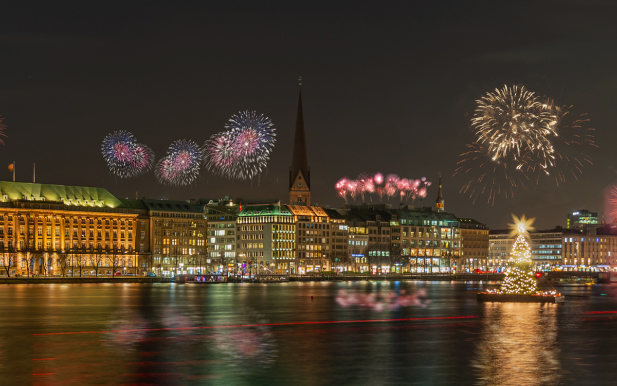 Panoramablick auf ein Feuerwerk über Hamburg - © snapshotfreddy - stock.adobe.com