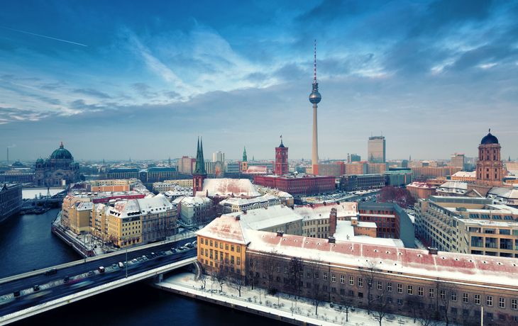 © BerlinPictures - stock.adobe.com - winterliche Skyline von Berlin mit Nikolaiviertel, Berliner Dom und Fernsehturm, Deutschland