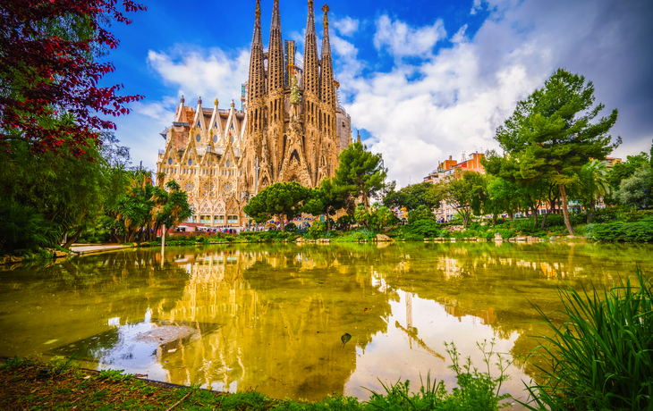 © Pawel Pajor - stock.adobe.com - Sagrada Familia in Barcelona