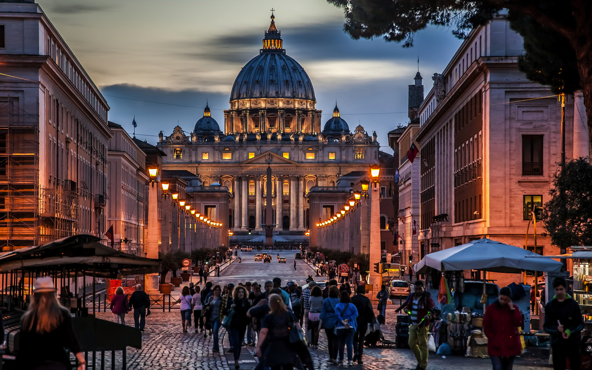 Nachtansicht der Basilika St. Peter in Rom - © Ilia Baksheev - stock.adobe.com