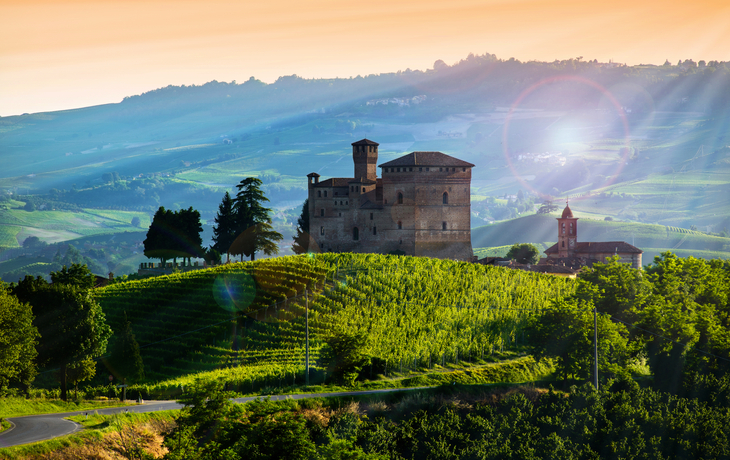 Blick auf das Schloss von Grinzane Cavour bei Sonnenuntergang