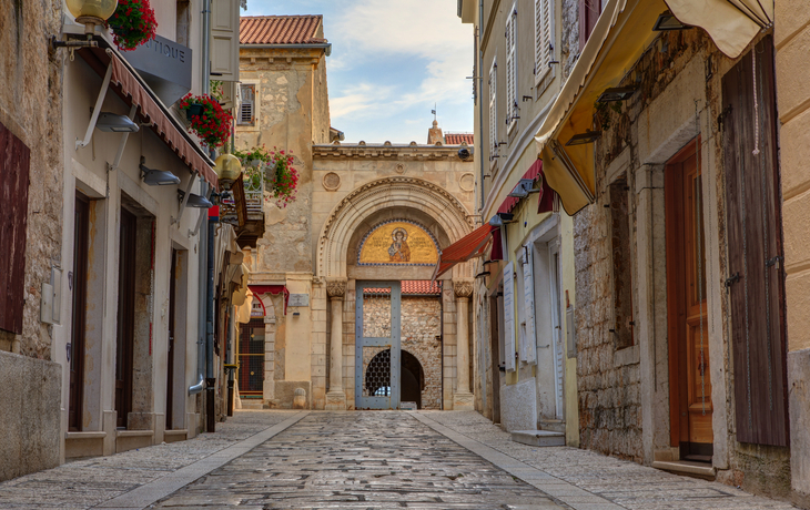 ©bepsphoto - stock.adobe.com - Eingangsportal der Euphrasius-Basilika in Porec, Kroatien