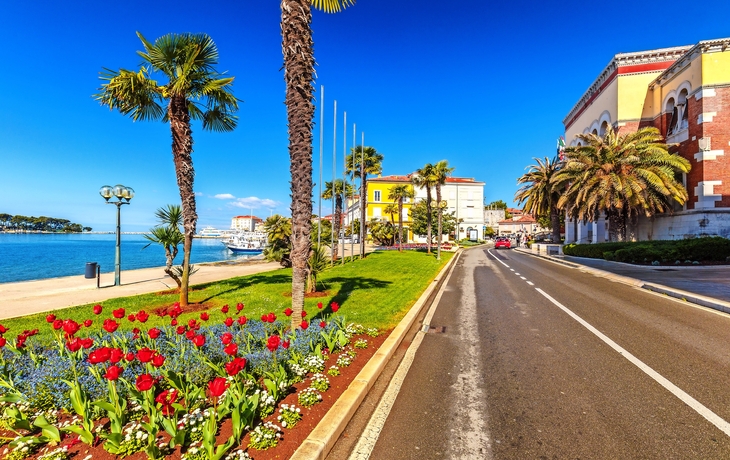 © Viliam - stock.adobe.com - Straße in der Nähe des Hafens in der Stadt Porec Stadt am adriatischen Meer in Kroatien