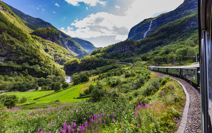 © HildaWeges - stock.adobe.com - Blick von der  Flamsbana zwischen Flam und Myrdal in Aurland in Westnorwegen