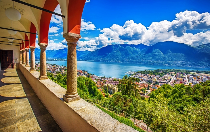 © gevisions - Fotolia - Wallfahrtskirche Madonna del Sasso oberhalb der Stadt Locarno am Lago Maggiore in der Schweiz