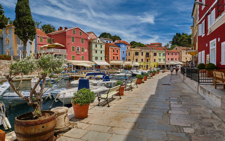 © Sandro - stock.adobe.com - Blick auf die Stadt Veli Losinj