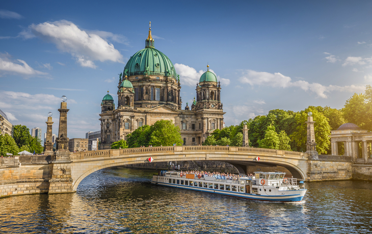 © JFL Photography - stock.adobe.com - Berliner Dom mit Schiff auf der Spree