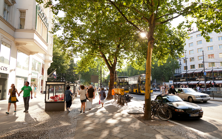 Kurfürstendamm © visitBerlin/Foto: Philip Koschel - Kurfürstendamm Höhe U-Bahn Uhlandstraße mit Modegeschäft COS und Hotel Kempinski
