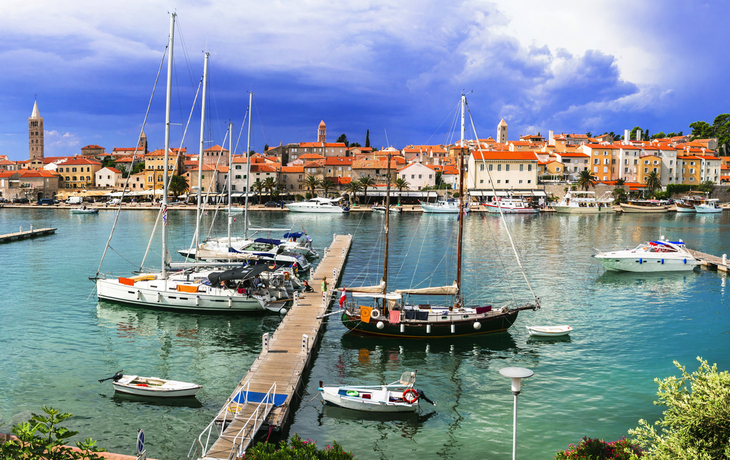 ©Freesurf - stock.adobe.com - Hafen und Altstadt von Rab auf der Insel Rab, Kroatien
