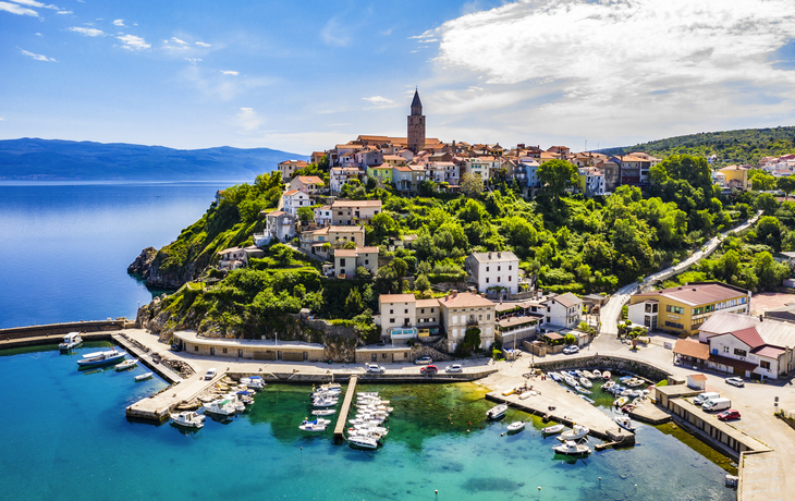© Mislav - stock.adobe.com - Vrbnik auf der Insel Krk in der Kvarner Bucht, Kroatien