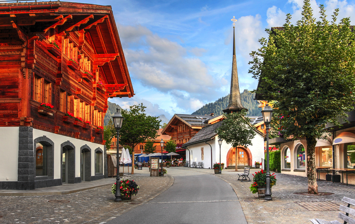© Bogdan Lazar - stock.adobe.com - Gstaad in der Schweiz