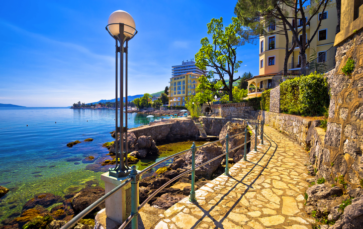 ©xbrchx - stock.adobe.com - berühmter Gehweg Lungomare in Opatija, Kroatien