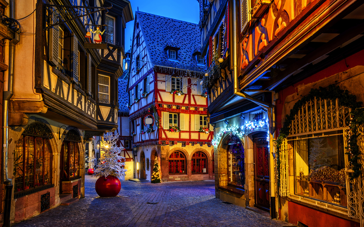 Weihnachtsdekorationen und -beleuchtung in der Altstadt von Colmar - © Boris Stroujko - stock.adobe.com