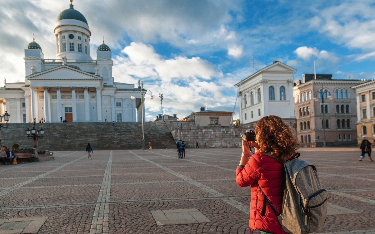 Touristin mit einer Kamera auf dem Senatsplatz in Helsinki - © olezzo - stock.adobe.com