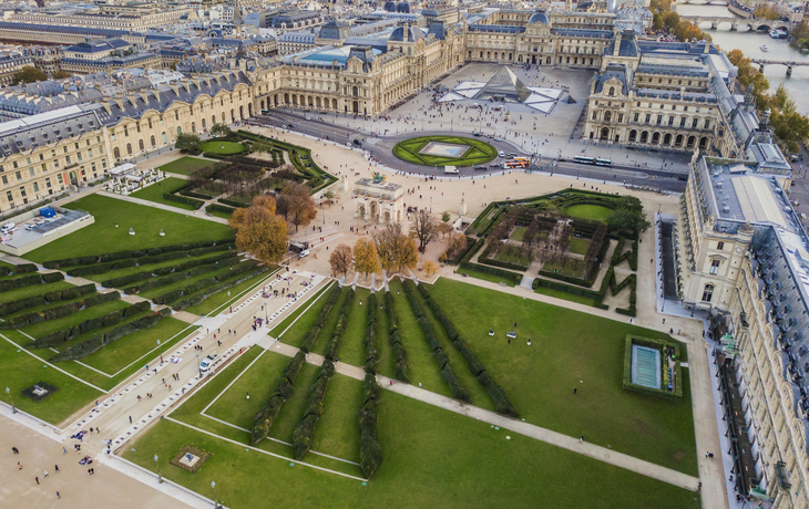 © a_medvedkov - stock.adobe.com - Luftaufnahme des Louvre-Museums in Paris