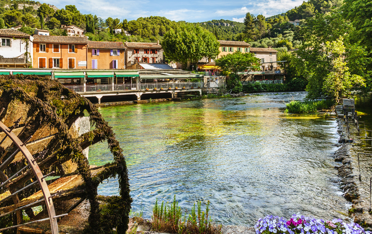 © olga demchishina - stock.adobe.com - Fontaine de Vaucluse in der Provence