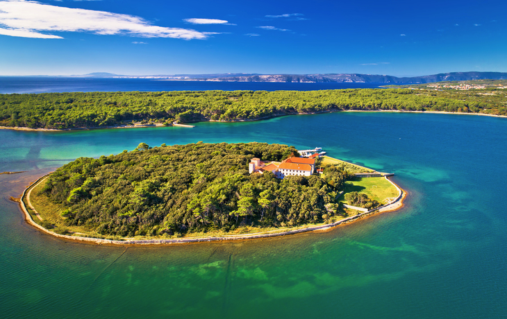 © xbrchx - stock.adobe.com - adriatische Klosterinsel Kosljun in der Bucht von Punat