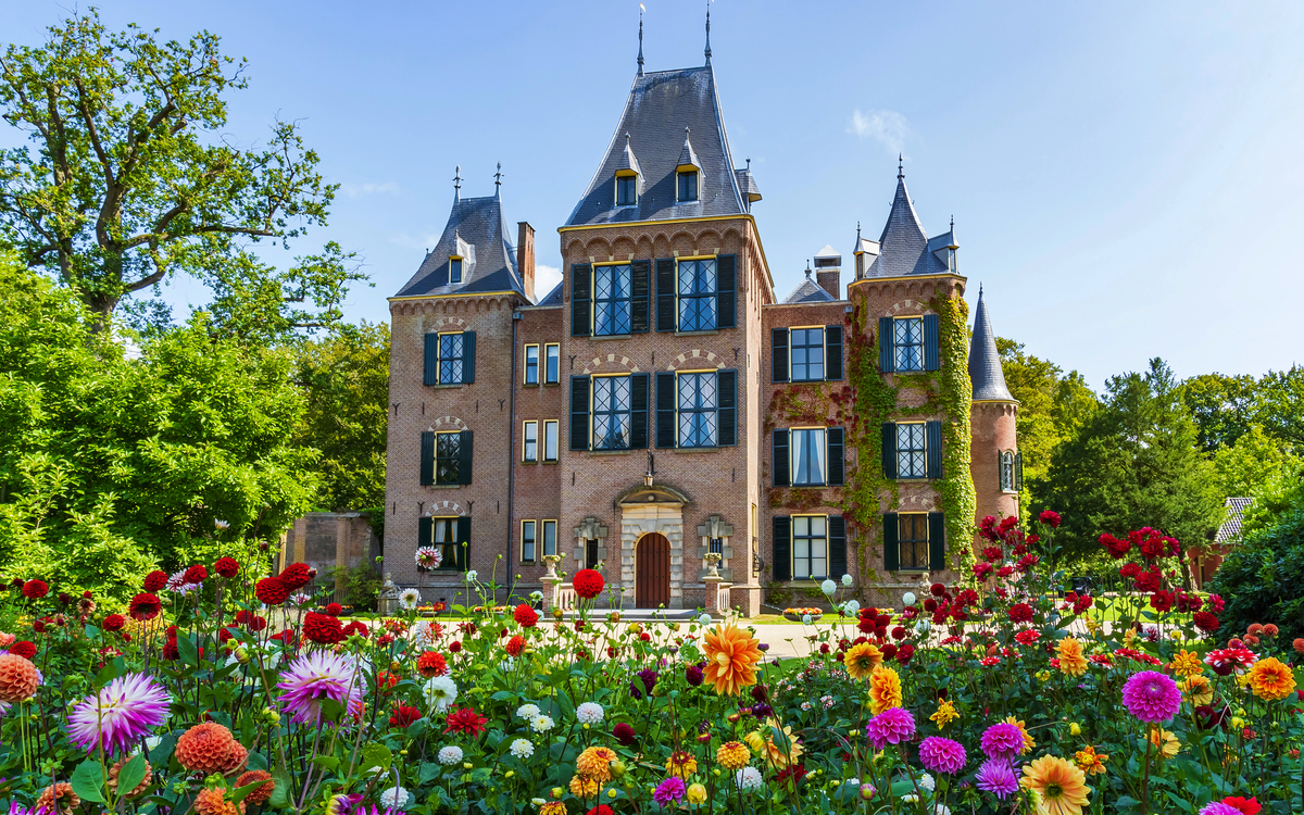 Schloss in Lisse mit den bunten Dahlien im Vordergrund - © emma schmitz - stock.adobe.com