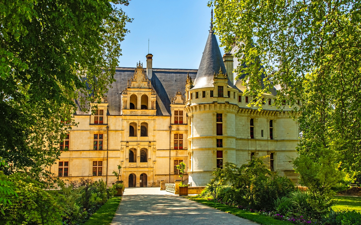 Schloss Azay-le-Rideau in Frankreich am See - © Nina - stock.adobe.com
